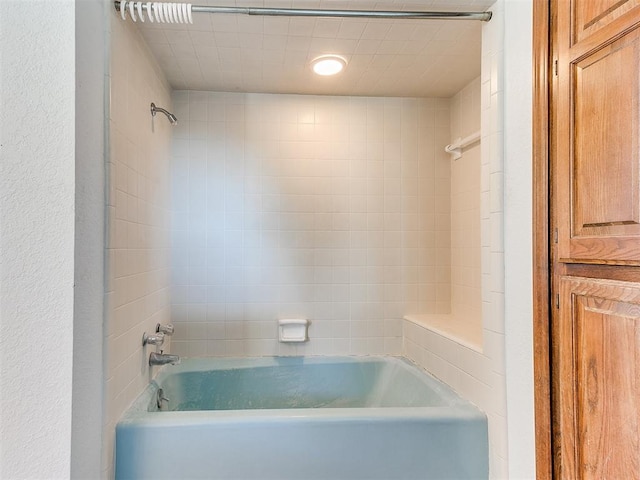 bathroom featuring tiled shower / bath