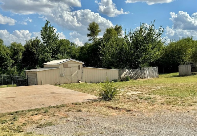 view of yard with a storage unit