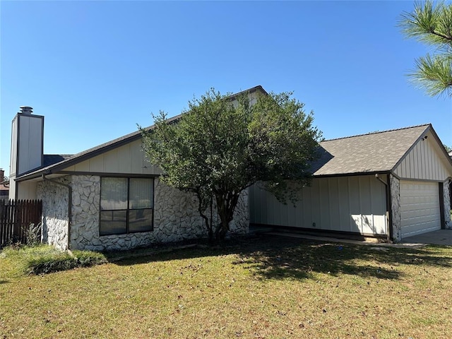 view of front of house featuring a garage and a front lawn