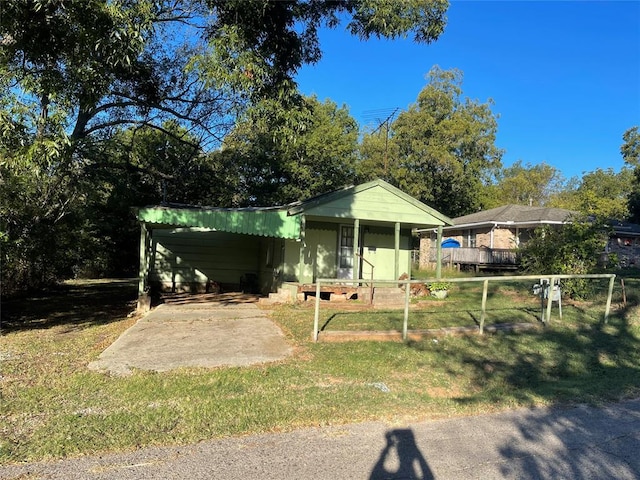 view of front of property with a front lawn, a porch, and a carport