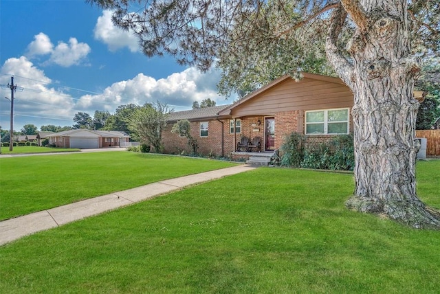 ranch-style house featuring a front yard