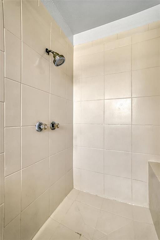 bathroom featuring tiled shower