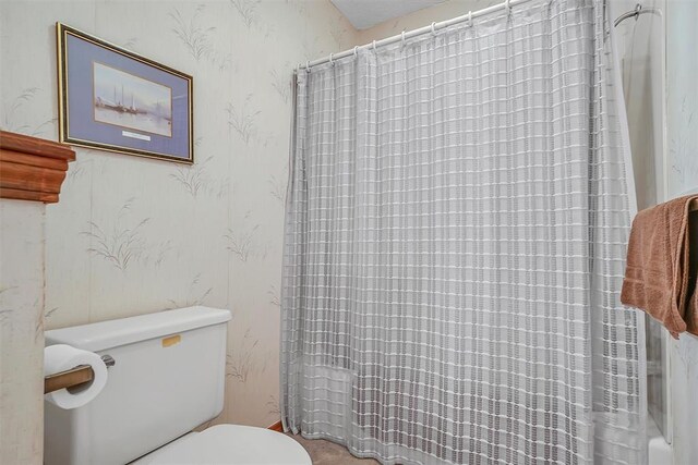 128 W Quail Dr, Cordell, OK 73632 - bathroom featuring wallpapered walls and toilet