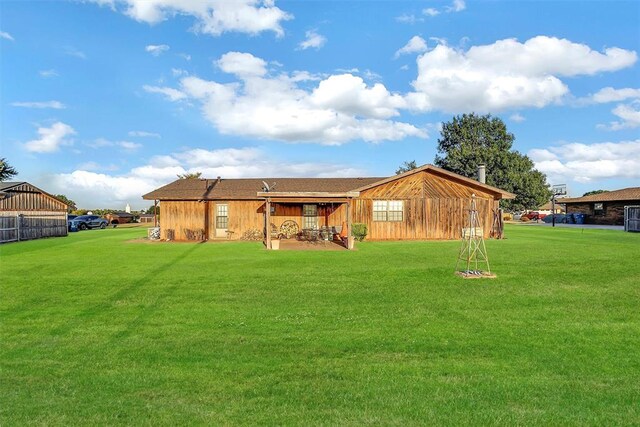 128 W Quail Dr, Cordell, OK 73632 - rear view of house featuring a yard