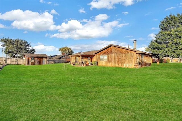 view of yard with an outbuilding