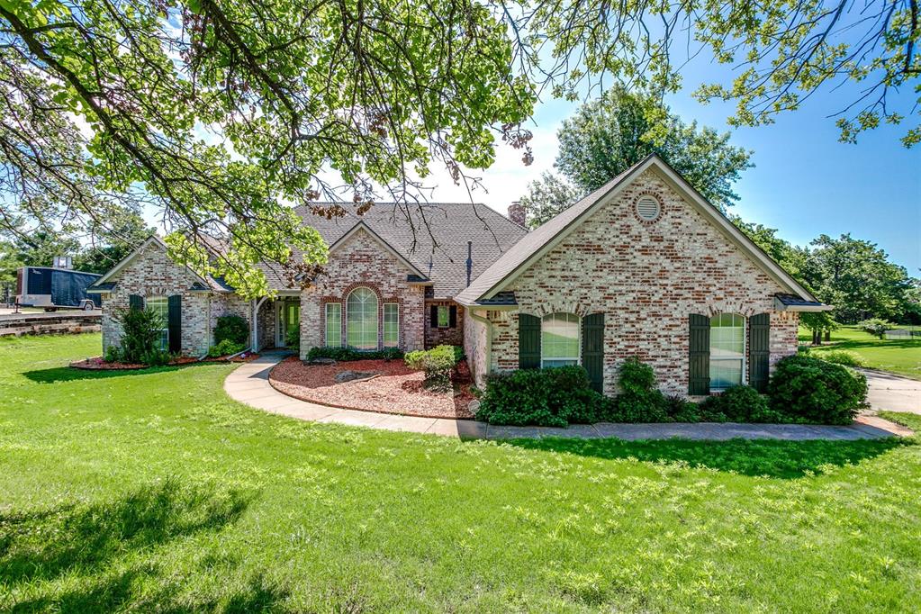 view of front of house featuring a front lawn