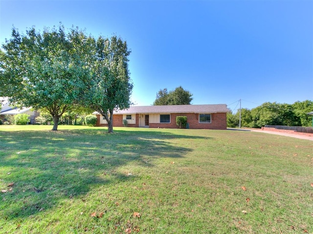 single story home featuring a front lawn