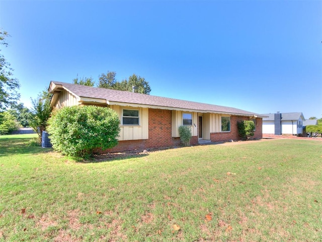 ranch-style house featuring a front yard