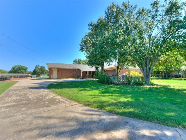 single story home with a front yard