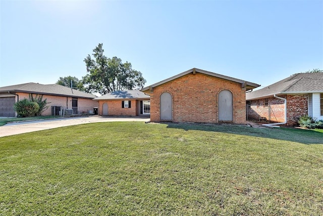 single story home with a front lawn