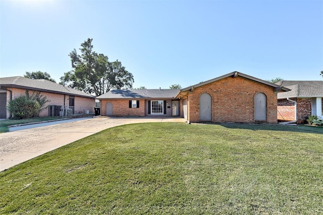 ranch-style home featuring a front lawn