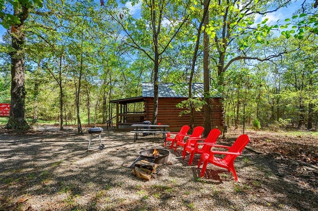 view of yard featuring an outdoor fire pit