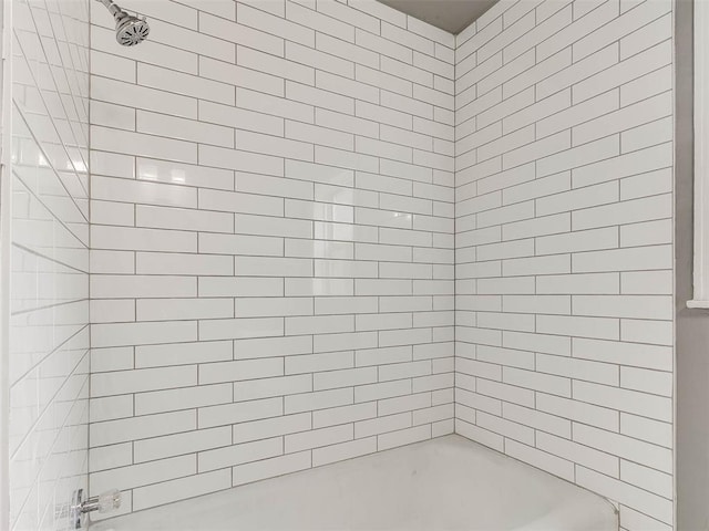 bathroom featuring tiled shower / bath