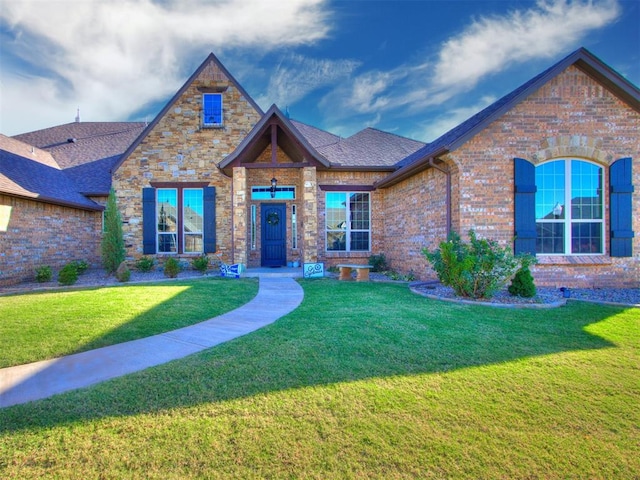 view of front of home featuring a front yard