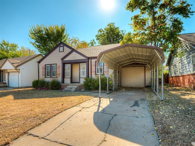 view of front of house featuring a carport and a front yard