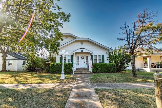 view of front of property featuring a front lawn