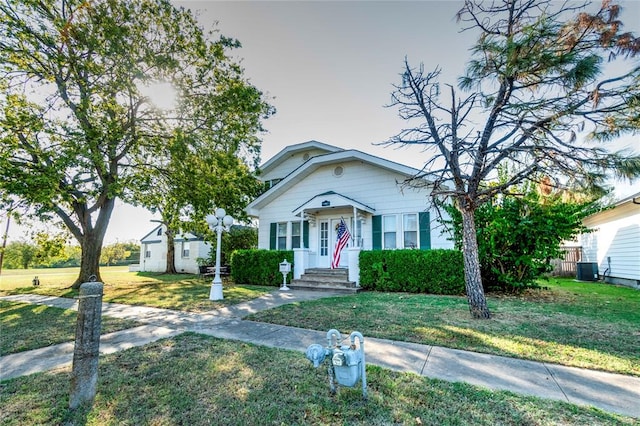 view of front facade featuring a front yard