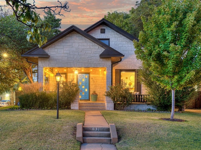 view of front of house featuring a yard