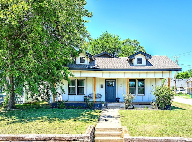 view of front of property featuring a porch and a front yard