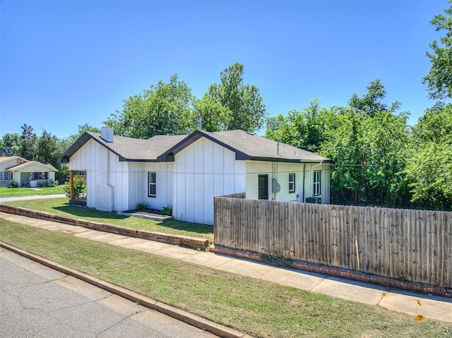 single story home with a front lawn