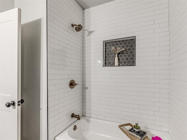 bathroom featuring tiled shower / bath combo