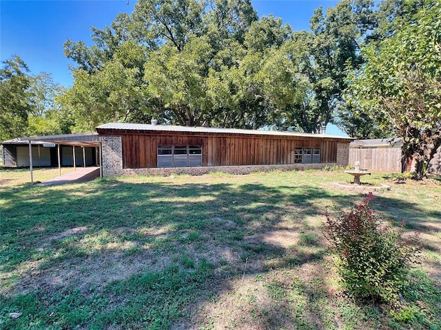 view of yard featuring an outbuilding