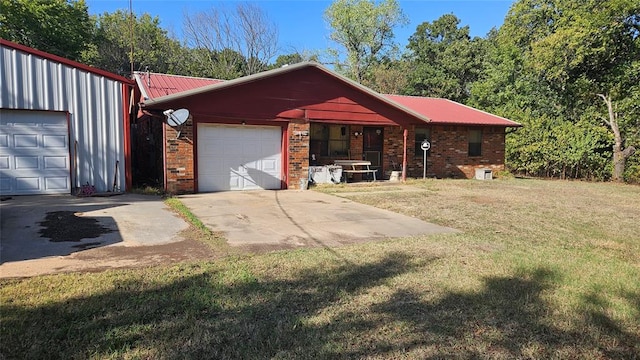 view of front of home featuring a front lawn and a garage