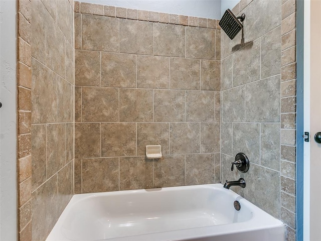 bathroom featuring tiled shower / bath combo