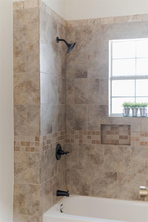 bathroom with tiled shower / bath combo