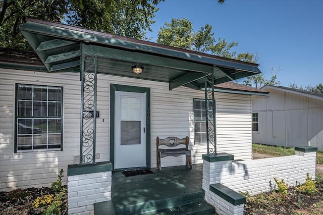 property entrance with covered porch