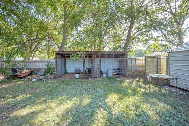 view of yard with an outbuilding