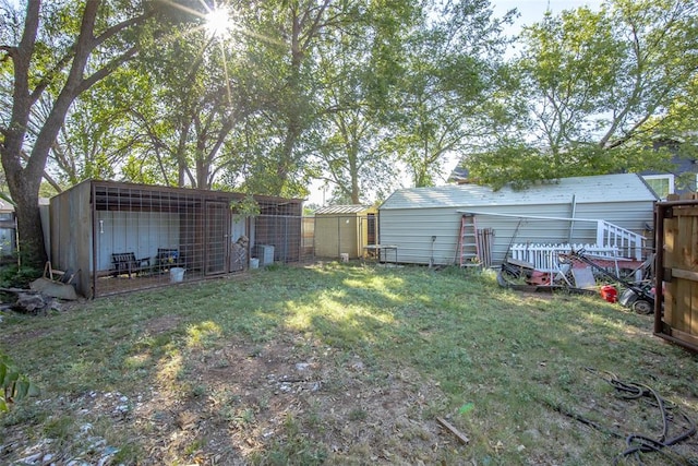 view of yard featuring an outbuilding