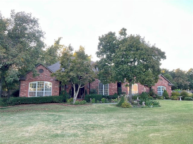 view of front of property featuring a front yard