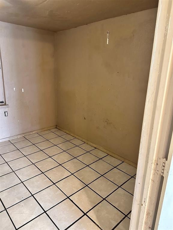 empty room featuring light tile patterned floors