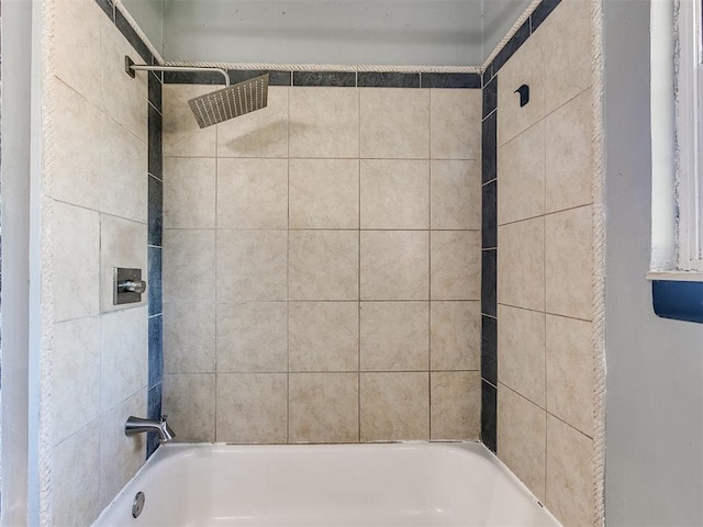 bathroom with tiled shower / bath