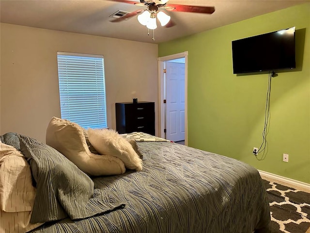 bedroom with ceiling fan