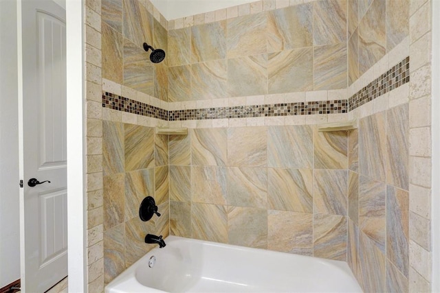 bathroom with tiled shower / bath