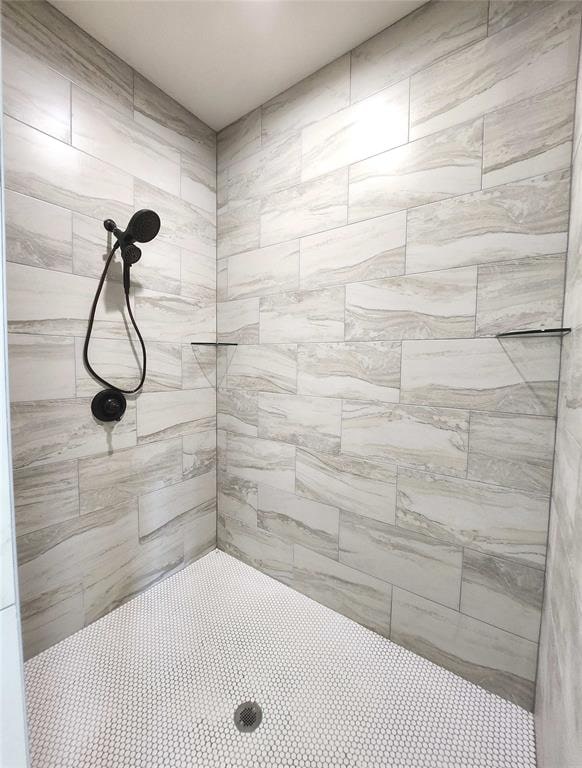 bathroom featuring a tile shower