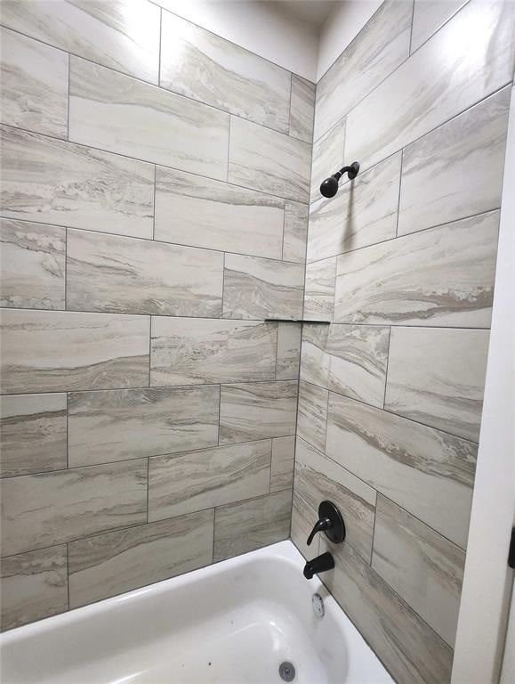 bathroom with tiled shower / bath