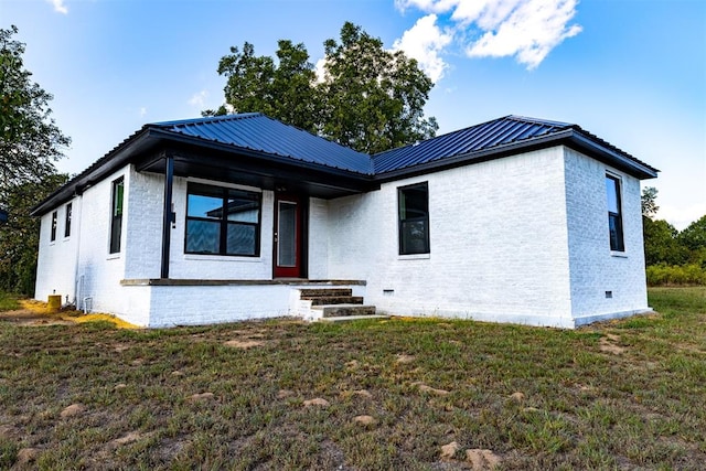 view of front facade with a front yard