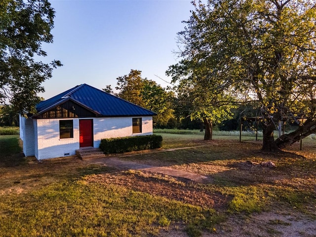 view of front of home with a front yard