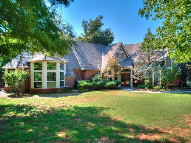 view of front of home featuring a front lawn