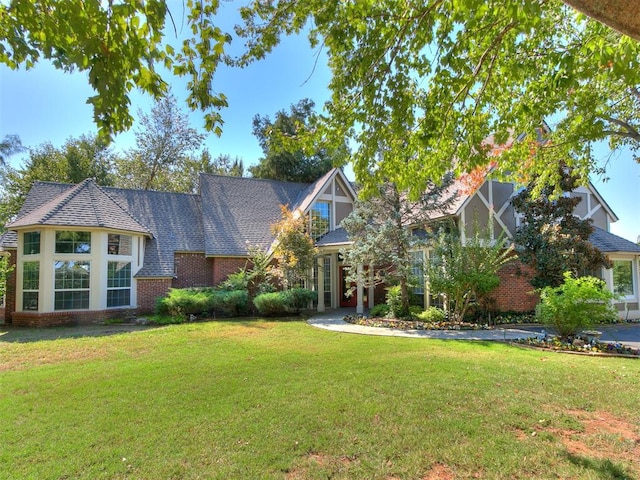 view of front facade with a front lawn