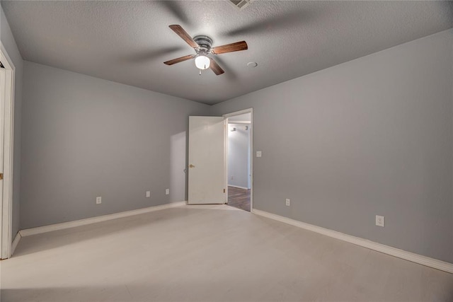 unfurnished room with a textured ceiling and ceiling fan