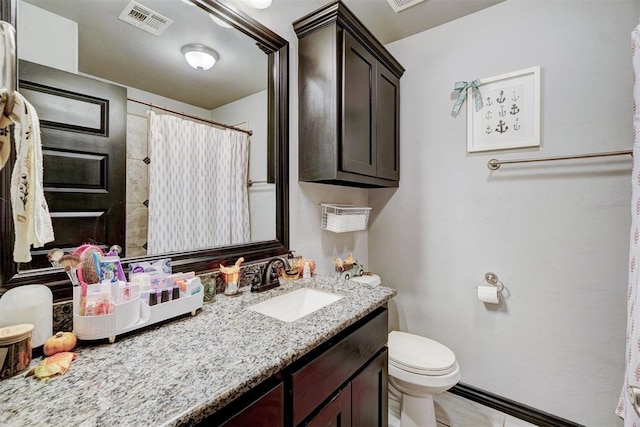 bathroom featuring a shower with shower curtain, vanity, and toilet