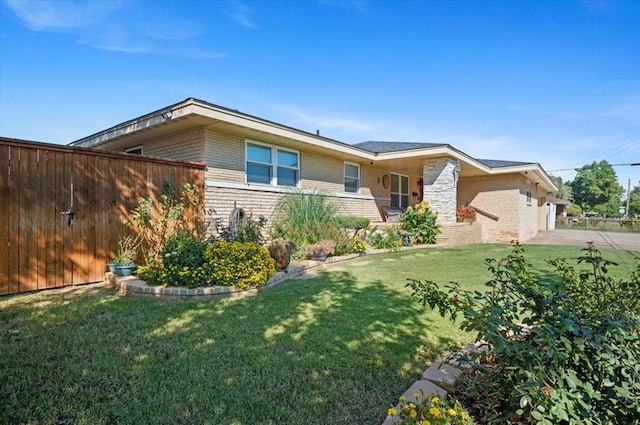 single story home with a front yard