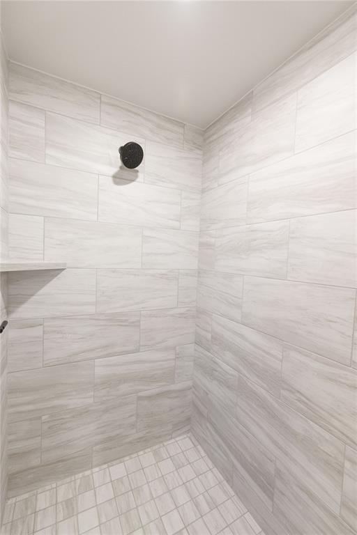 bathroom featuring a tile shower