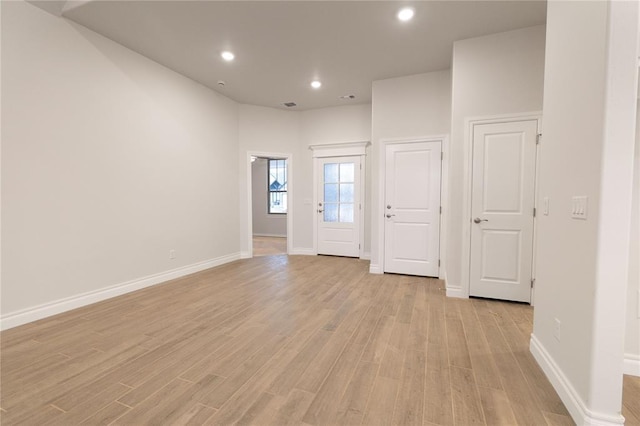 spare room with visible vents, light wood-style flooring, recessed lighting, and baseboards