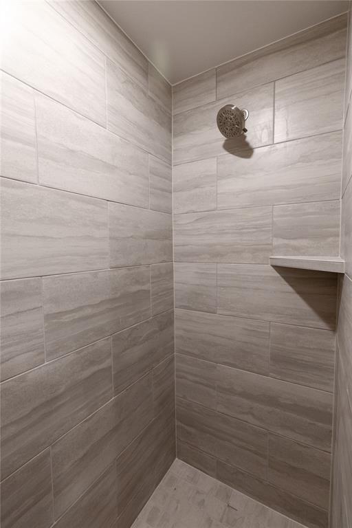 bathroom featuring tiled shower