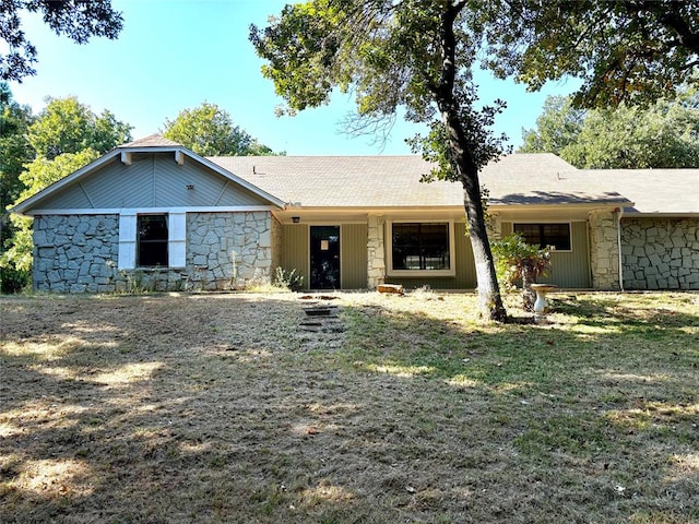 ranch-style home featuring a front lawn